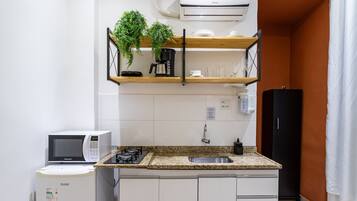 Geladeira, micro-ondas, cooktop, cafeteira/chaleira