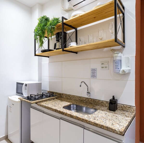 Refrigerador, microondas, placa de cocina, cafetera/tetera