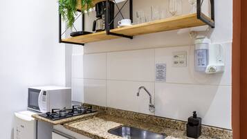 Geladeira, micro-ondas, cooktop, cafeteira/chaleira