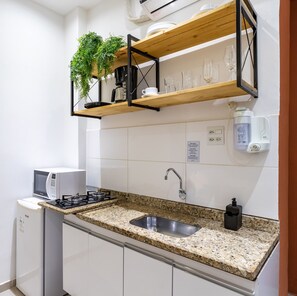 Fridge, microwave, stovetop, coffee/tea maker - 3 minutes from Copacabana beach | NSC501 (Rio de Janeiro)