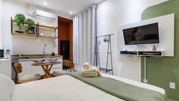 Tabla de planchar con plancha, wifi gratis y ropa de cama