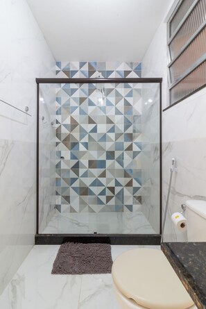 Shower, hair dryer, towels, soap - Flat in Copacabana 4 minutes from the beach | SF704 (Rio de Janeiro)