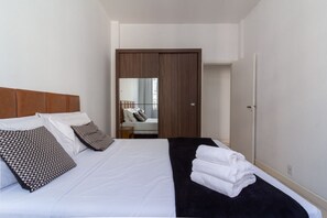 4 habitaciones, tabla de planchar con plancha y cuna de viaje 