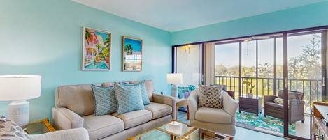 Una televisión, un reproductor de DVD, libros