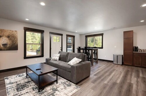 Newly Constructed Apartment in Prime Location!