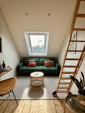 Phòng 3 Tiêu chuẩn, nhiều giường, phòng tắm riêng, quang cảnh vườn | Khu phòng khách | Smart TV 80-cm có truyền hình kỹ thuật số, Netflix, dịch vụ stream 