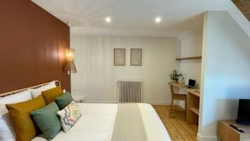 Une chambre à coucher avec un lit, un bureau et un radiateur.