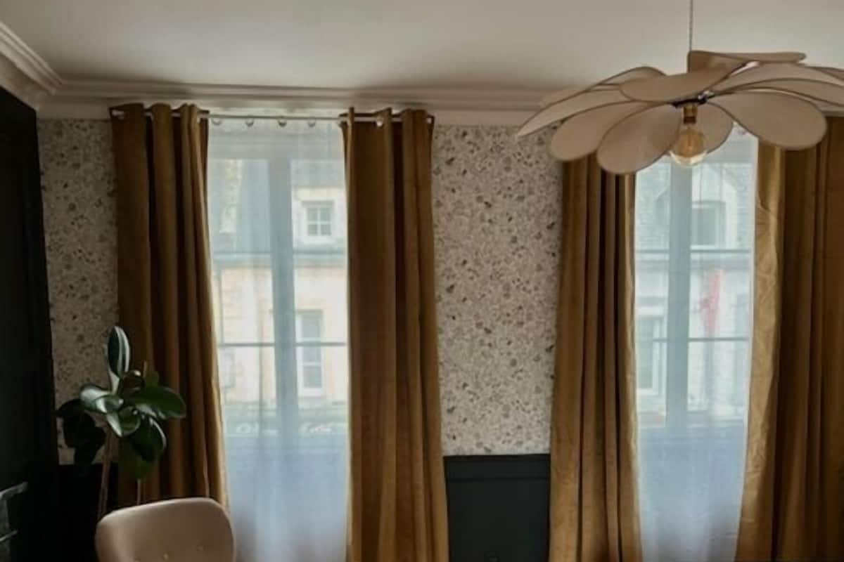 Rom – superior, 1 queensize-seng, privat bad, hageutsikt | Skrivebord, skrivebord for bærbar PC og blendingsgardiner