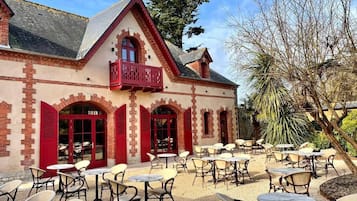 Lunch and dinner served, garden views