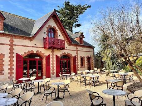 Lunch and dinner served, garden views