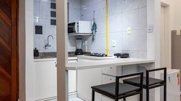 Geladeira, micro-ondas, fogão, cooktop