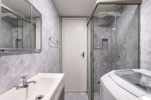 Douche, séchoir à cheveux, serviettes fournies, shampooing