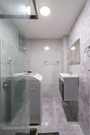 Shower, hair dryer, towels, shampoo