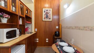 Refrigerador, microondas, cafetera y tetera y utensilios de cocina