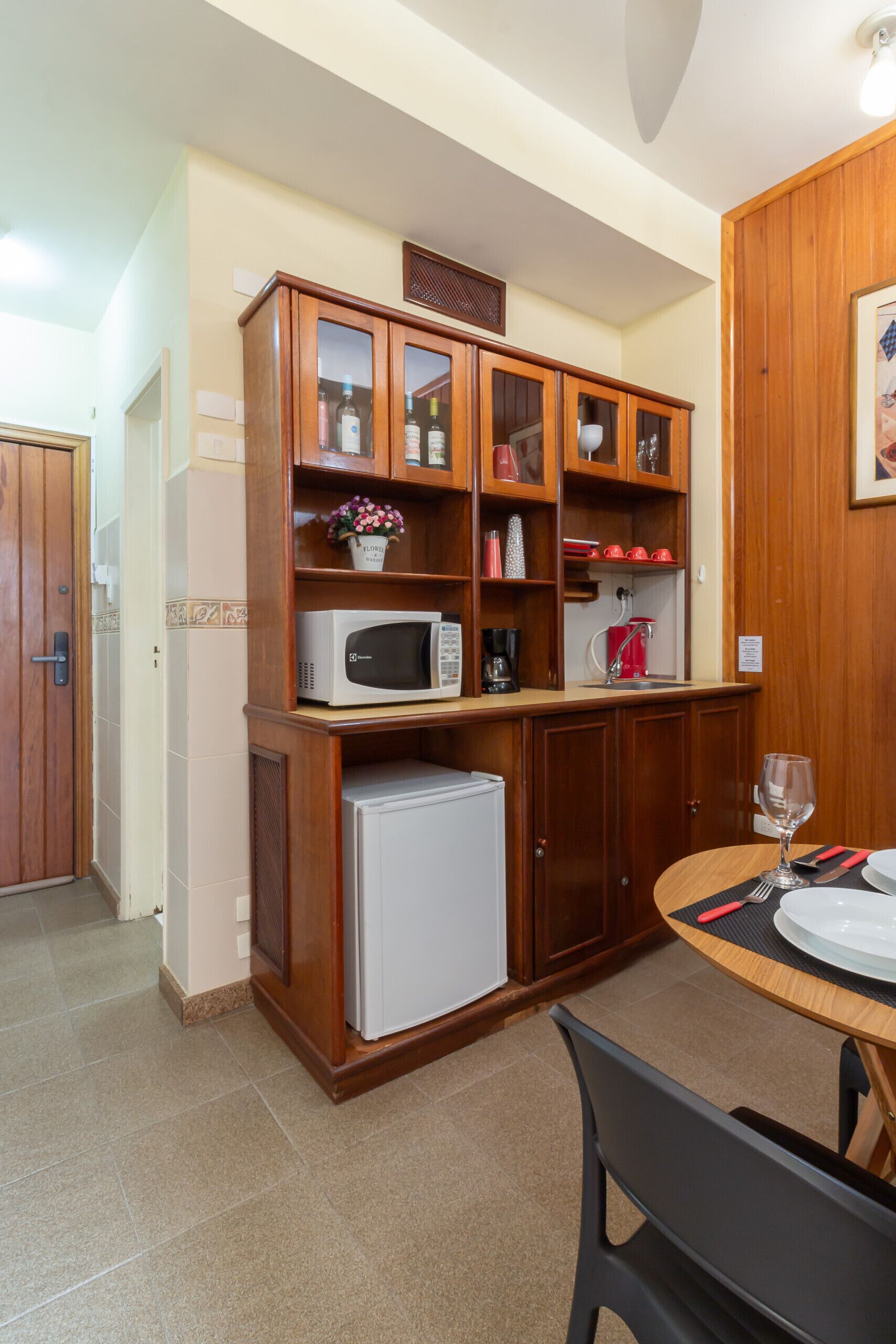 Refrigerador, microondas, cafetera y tetera y tostadora 