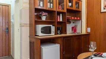 Refrigerador, microondas, cafetera y tetera y tostadora