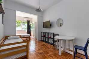 Tabla de planchar con plancha, wifi gratis, ropa de cama