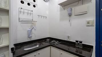 Refrigerador, microondas, parrilla de estufa y cafetera y tetera