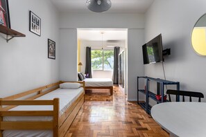 Tabla de planchar con plancha, wifi gratis, ropa de cama