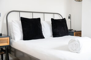 2 bedrooms, iron/ironing board, travel crib, free WiFi - Corner Pin Cottage, stunning house..right in the heart of Whitstable (Whitstable)