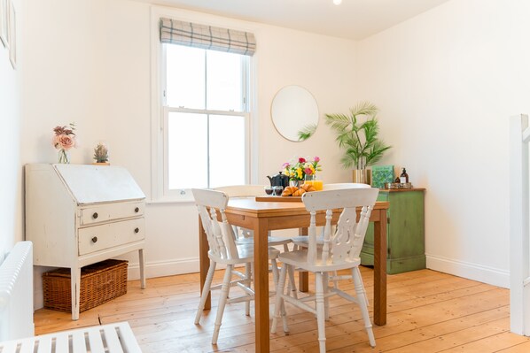 Dining - Corner Pin Cottage, stunning house..right in the heart of Whitstable (Whitstable)