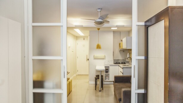 Eine moderne Wohnung mit Küche, Essbereich und Wohnzimmer.
