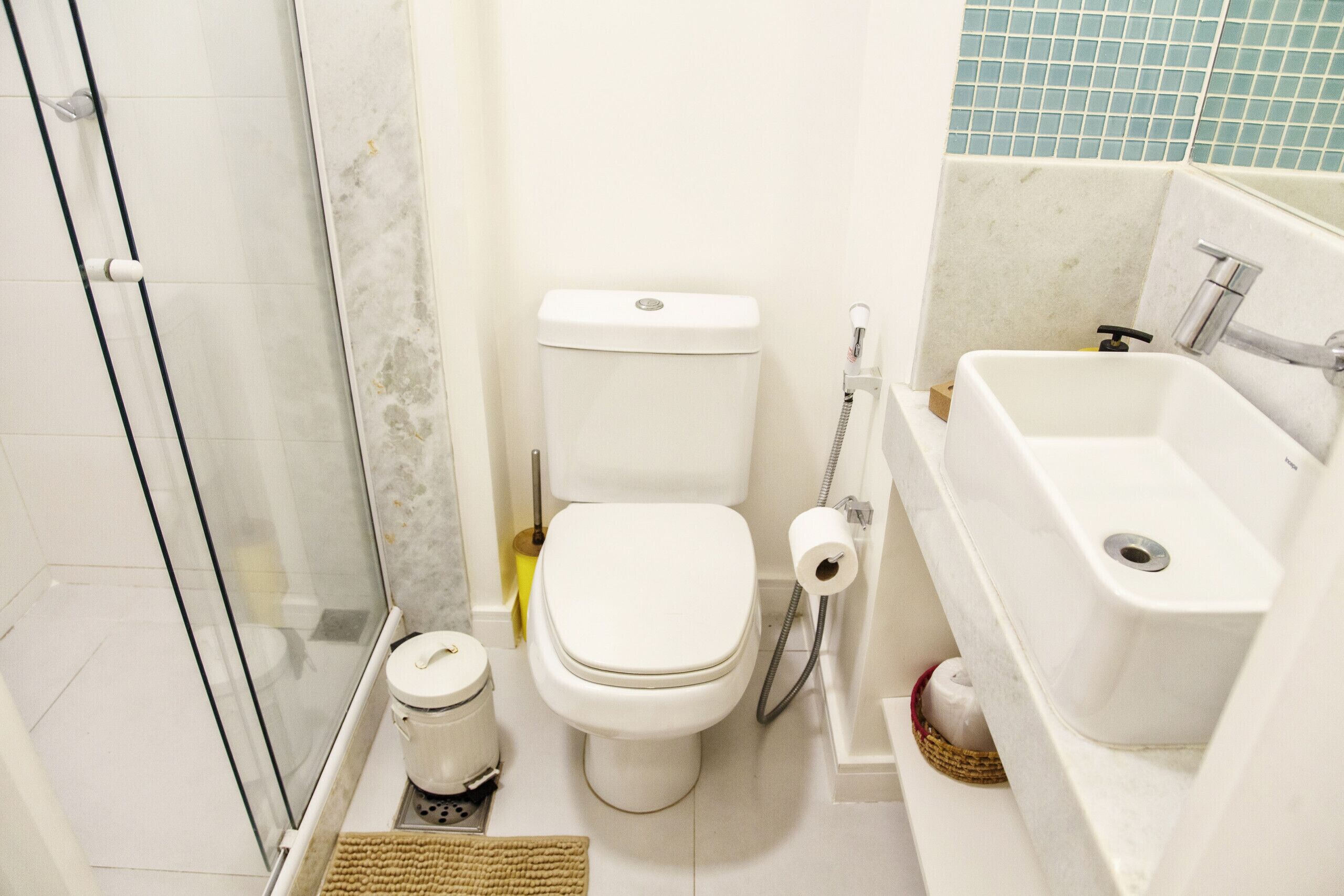 Douche, sèche-cheveux, serviettes fournies, shampoing