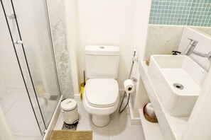 Shower, hair dryer, towels, shampoo