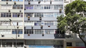 A multi-story building with numerous balconies and air conditioning units. - Comfort in Copacabana | 150m from the beach | NSC1203 (Rio de Janeiro)
