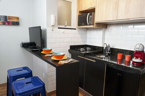 Mikrovågsugn, spishäll, kaffe- och tebryggare och grytor/köksredskap