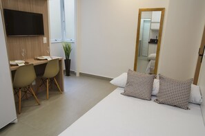 Tabla de planchar con plancha, wifi gratis y ropa de cama 