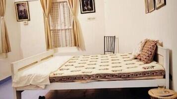 1 bedroom, bed sheets