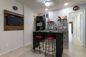 Kühlschrank, Mikrowelle, Herdplatte, Wasserkocher mit Kaffee-/Teezubehör