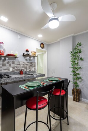 Een koelkast, een microgolfoven, een kookplaat