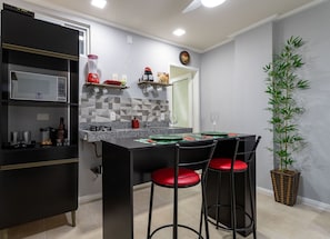 Kühlschrank, Mikrowelle, Herdplatte, Wasserkocher mit Kaffee-/Teezubehör