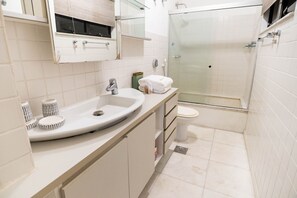 Shower, hair dryer, towels, shampoo