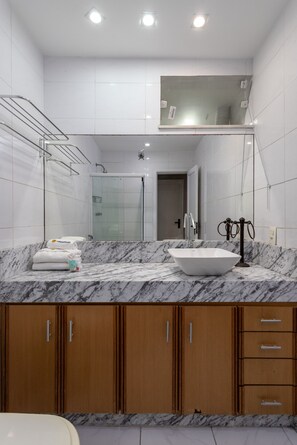Shower, hair dryer, towels, shampoo