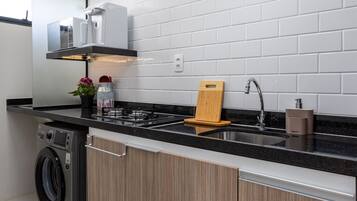 Geladeira, micro-ondas, cafeteira/chaleira