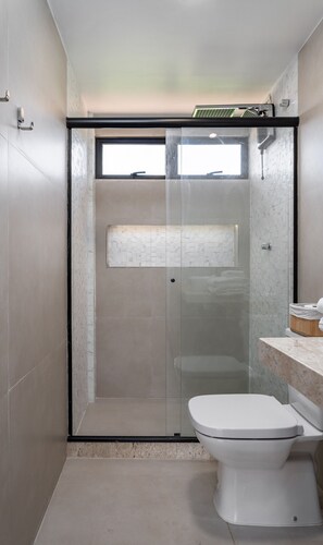 Shower, hair dryer, towels, shampoo