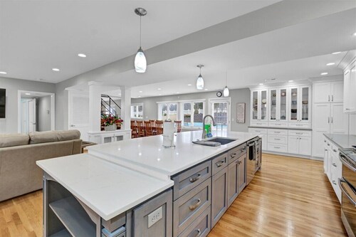 Louisville Country Manor - Pool & Pickleball!