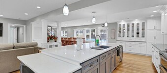 Louisville Country Manor - Pool & Pickleball!