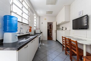 Réfrigérateur, micro-ondes, four, cafetière/bouilloire