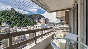 Un balcón con vista a un paisaje urbano y una montaña.