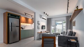 Un apartamento moderno con cocina, sala de estar y balcón.