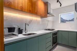 Refrigerador, microondas, horno y cafetera y tetera 