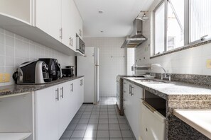 Een koelkast, een microgolfoven, een oven, een kookplaat