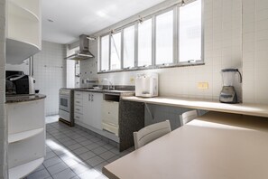 Een koelkast, een microgolfoven, een oven, een kookplaat