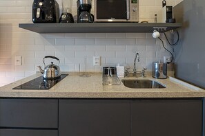 Refrigerador, microondas, cafetera y tetera y utensilios de cocina 