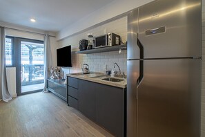 Refrigerador, microondas, cafetera y tetera y utensilios de cocina 