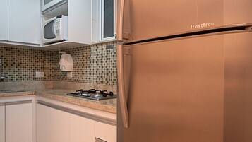 Kühlschrank, Mikrowelle, Wasserkocher mit Kaffee-/Teezubehör, Toaster